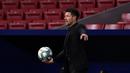 Pelatih Atletico Madrid, Diego Simeone, memberikan arahan kepada pemainnya saat menghadapi Real Mallorca pada laga lanjutan La Liga di Wanda Metropolitano, Sabtu (4/7/2020) dini hari WIB. Atletico Madrid menang 3-0 atas Mallorca. (AFP/Pierre-Philippe Marcou)