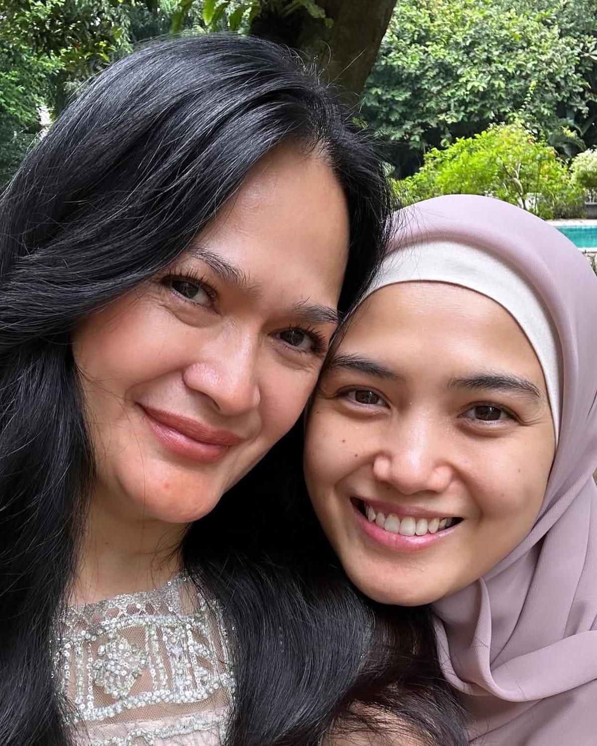 Bahagia Selalu Dilibatkan Soal Cucu, Ini 7 Potret Donna Harun dengan Herfiza Sang Menantu