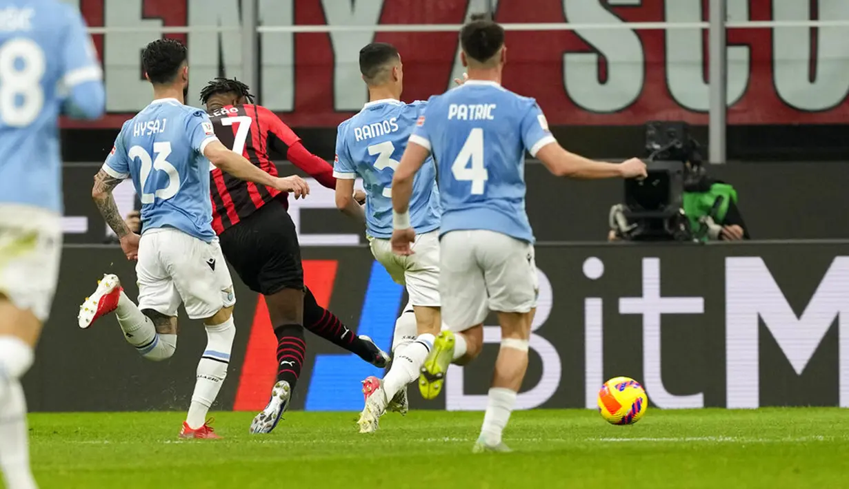 Pemain AC Milan Rafael Leao (ketiga kiri) mencetak gol ke gawang Lazio pada pertandingan perempat final Coppa Italia di Stadion San Siro, Milan, Italia, 9 Februari 2022. AC Milan menang 4-0. (AP Photo/Antonio Calanni)