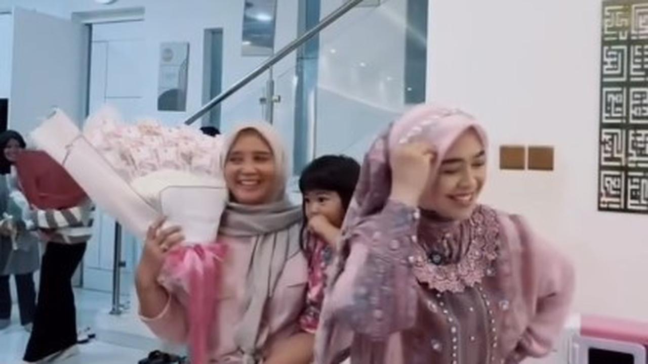Cara Unik Ria Ricis Bagi THR ke Karyawan, Uang Dijadikan Buket