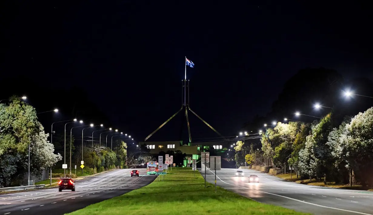 Suasana jalanan yang hampir kosong di sekitar Gedung Parlemen (belakang tengah) di Canberra, Australia, Kamis (12/8/2021). Canberra lockdown selama tujuh hari mulai 12 Agustus 2021. (Rohan Thomson/AFP)