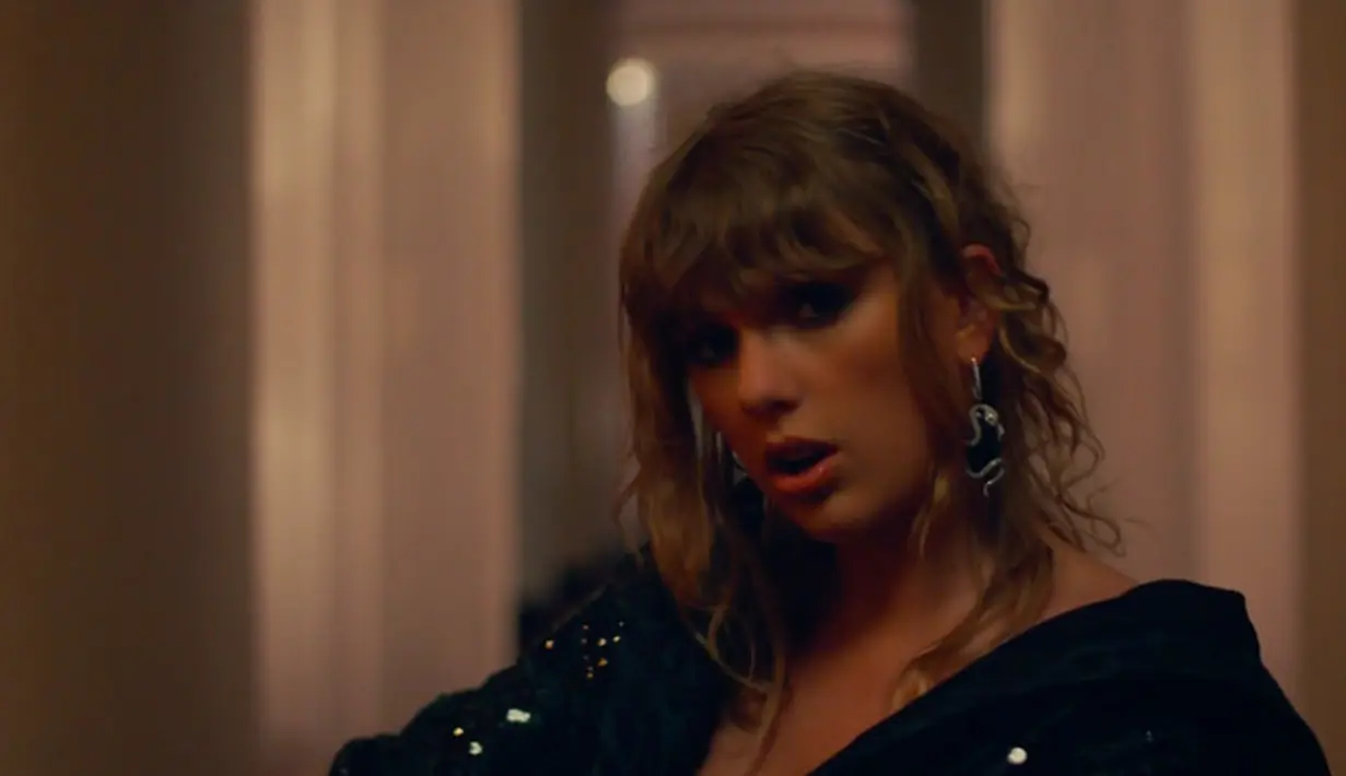 Taylor Swift seperti bersahabat dengan ular dalam album Reputation. Hal tersebut seperti menyindir Kim Kardashian yang sering menyindirnya dengan emoji ular. (Cosmopolitan)