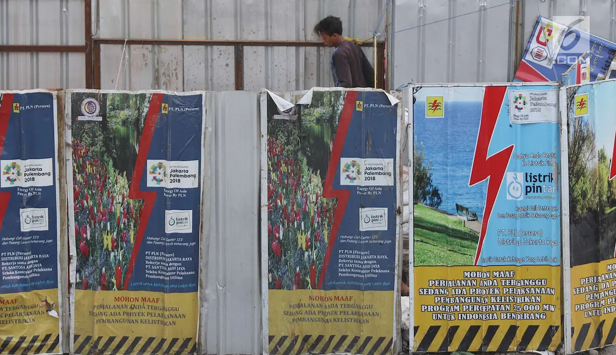 Pekerja menyelesaikan proyek galian kabel bawah tanah di tengah Jalan Gajah Mada, Jakarta, Senin (11/6). Proyek yang dicanangkan Mei 2015 tersebut merupakan bagian dari proyek pembangkit listrik 35.000 megawatt (MW). (Liputan6.com/Immanuel Antonius)