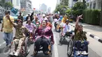 Sejumlah penyandang disabilitas mengikuti Karnaval Budaya Disabilitas di kawasan Bundaran HI, Jakarta, Selasa (18/08/2015). Karnaval bertujuan untuk mendorong pembahasan dan pengesahan RUU penyandang disabilitas. (Liputan6.com/Gempur M Surya)  