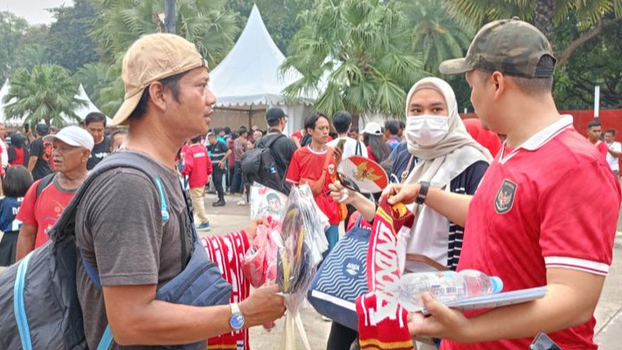 Berkah Pertandingan Indonesia vs Jepang, Pedagang Jersey Timnas di GBK Untung Dua Kali Lipat