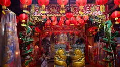 Seorang pria memanjatkan doa pada malam Tahun Baru Imlek di Kelenteng Hong San Koo Tee, Surabaya pada Selasa 28 Januari 2025. (JUNI KRISWANTO/AFP)