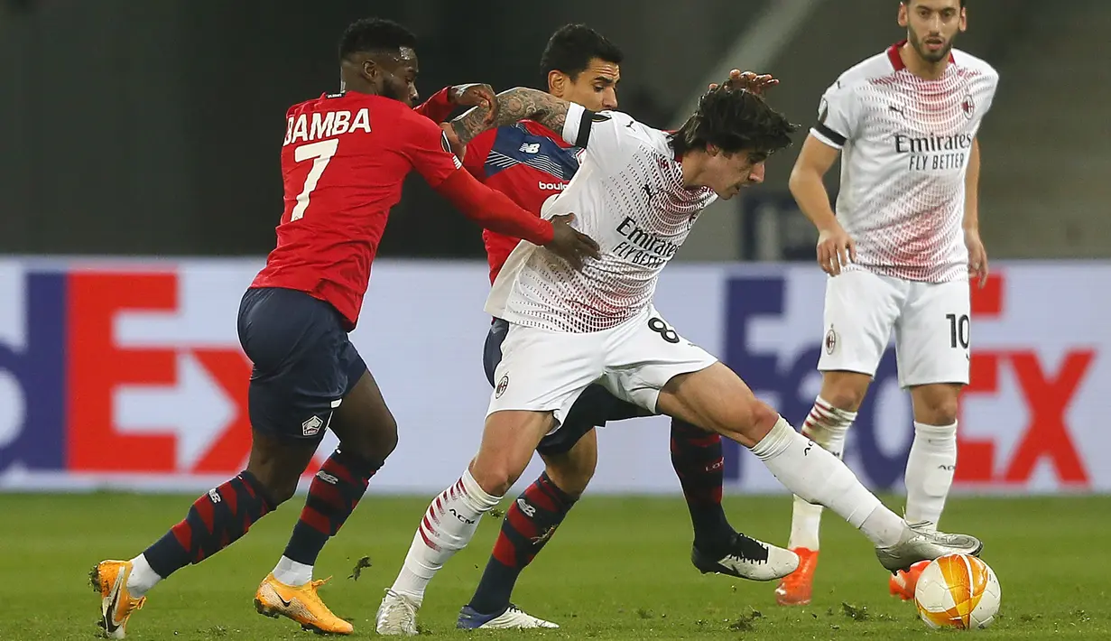 Gelandang AC Milan, Sandro Tonali (kanan) mengontrol bola dari kawalan pemain Lille, Jonathan Bamba pada pertandingan lanjutan Grup H Liga Europa di stadion Stade Pierre Mauroy di Villeneuve d'Ascq, Prancis, Kamis (26/11/2020). AC Milan bermain imbang 1-1 atas Lille. (AP Photo/Michel Spingler)