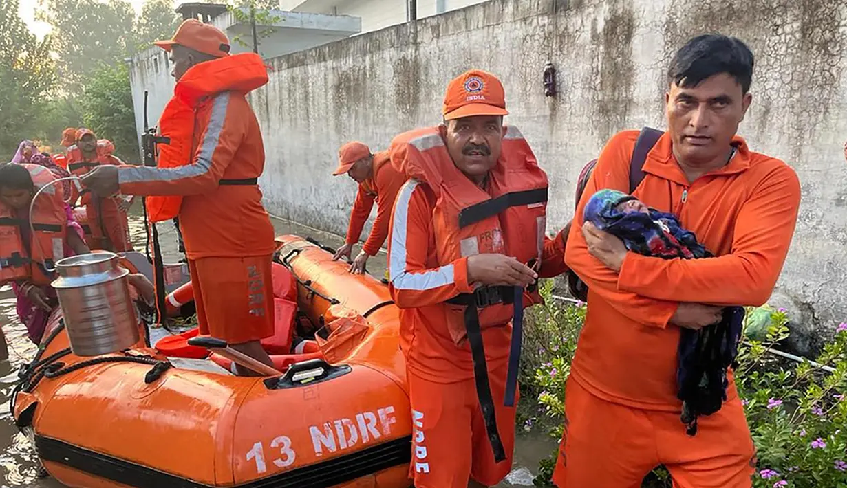 Hingga kini operasi penyelamatan dan pencarian masih berlangsung. Pihak berwenang menduga korban akan terus bertambah. (National Disaster Response Force via AP)