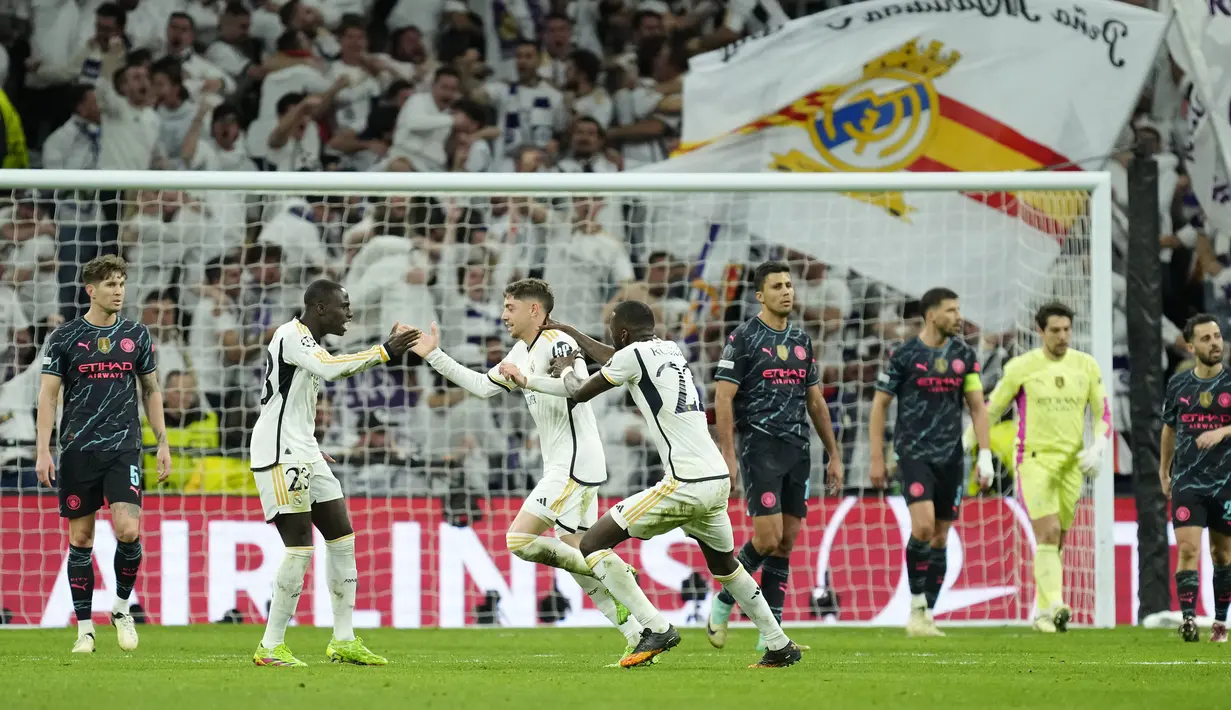 Selebrasi Gelandang Real Madrid, Federico Valverde (ketiga kiri) setelah mencetak gol penyeimbang 3-3 ke gawang Manchester City pada laga leg pertama babak perempatfinal Liga Champions 2023/2024 di Santiago Bernabeu Stadium, Selasa (9/4/2024) malam. (AP Photo/Manu Fernandez)