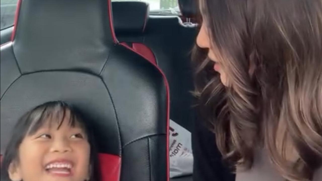 Beda Agama, Aksi Tante Asuh Keponakan Muslim Ini Curi Perhatian