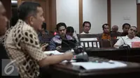 Bupati Tangerang, Ahmed Zaki Iskandar (kanan) menghadiri panggilan Ombudsman Republik Indonesia (ORI) di Jakarta, Jumat (20/5). Pemanggilan tersebut terkait dengan upaya penggusuran paksa Kampung Nelayan Dadap, Banten. (Liputan6.com/Faizal Fanani)