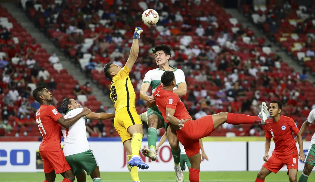 Elkan Baggott - Bek keturunan Inggris ini merupakan salah satu pemain yang mampu mencuri perhatian di ajang Piala AFF 2020. Selain karena tangguh di lini pertahanan, Baggot juga memiliki paras tampan yang menjadi daya tarik fans wanita di tanah air. (AP/Suhaimi Abdullah)