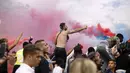 Aksi Fans PSG menyambut Neymar dengan menyalakan flare saat perkenalan di Parc des Princes, Paris, (4/7/2017).(AP/Kamil Zihnioglu)