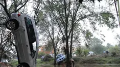 Sebuah mobil tersangkut di pohon usai banjir reda di Grabels, Prancis, Selasa (7/10/2014) (AFP PHOTO/Sylvain THOMAS)