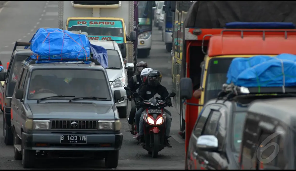 Jumlah kendaraan mudik yang menumpuk di jalur ini, ditambah dengan banyaknya truk pengangkut barang telah memadati kedua sisi jalan, Jawa Barat, Jumat (21/07/2014) (Liputan6.com/Miftahul Hayat)