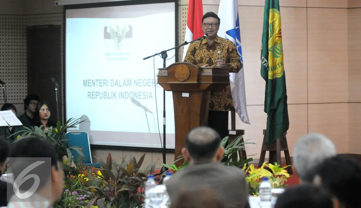 Mendagri Tjahjo Kumolo saat menjadi keynote speaker dalam acara Diskusi Kebangsaan di Universitas Negeri Jakarta, Jakarta, Senin (19/12). Diskusi tersebut bertujuan memperat persatuan indonesia dan keutuhan berbangsa. (Liputan6.com/Helmi Affandi)