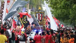 Kemeriahan parade budaya yang diadakan oleh Bali United di sepanjang Jalan By Pass Dharma Giri menuju Stadion Kapten I Wayan Dipta, Bali, Senin (23/12). Parade budaya diadakan untuk merayakan gelar juara Bali United. (Bola.com/Aditya Wany)