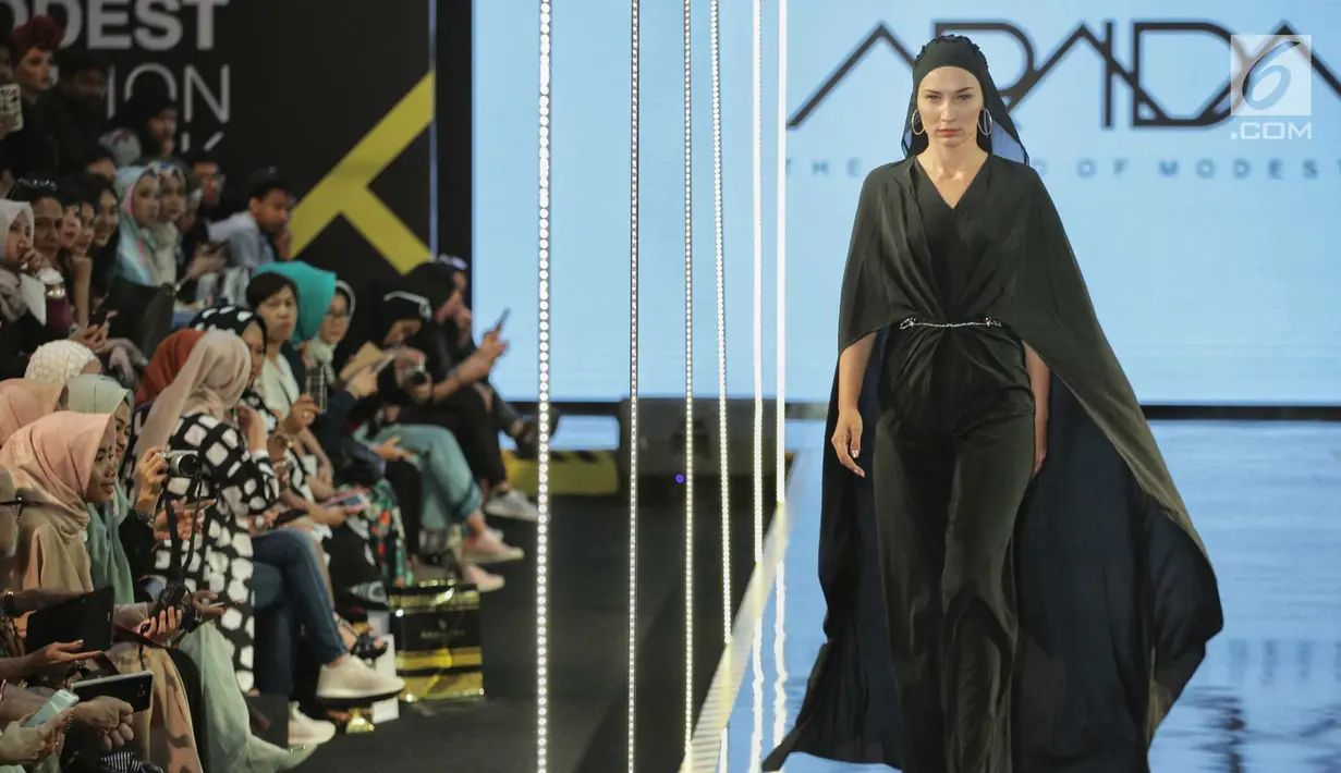 Model mengenakan busana desainer Araida dari Rusia dalam Jakarta Modest Fashion Week di Gandaria City, Jakarta, Kamis (26/7). Ajang fashion bergengsi ini diselenggarakan mulai 26-29 Juli 2018. (Liputan6.com/Faizal Fanani)