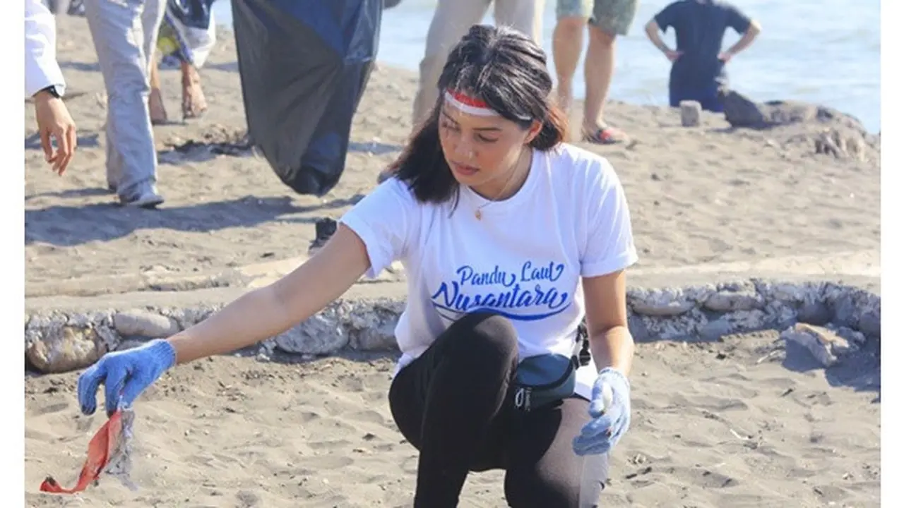 6 Momen Aurelie Ikut Bersihkan Pantai di Hari Kemerdekaan, Jadi Panutan