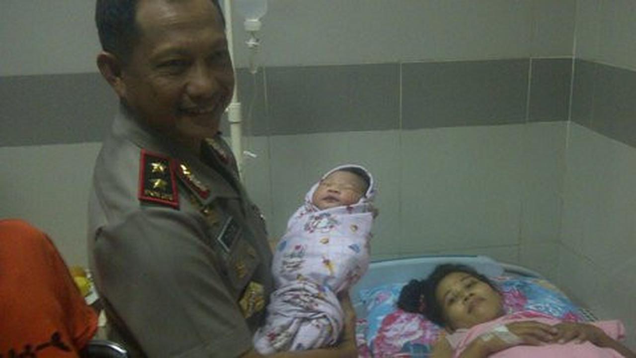Ikut berbahagia, Kapolda Metro Jaya gendong bayi Syahrini
