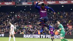 Striker Barcelona, Malcom, melakukan selebrasi usai mencetak gol ke gawang Cultural Leonesa pada laga Copa del Rey di Stadion Camp Nou, Rabu (5/12). Barcelona menang 4-1 atas Cultural Leonesa. (AP/Manu Fernandez)
