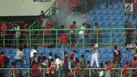 Suasana kepanikan suporter saat terjadi insiden ledakan suar pada laga persahabatan Indonesia melawan Fiji di Stadion Patriot Candrabhaga, Bekasi, Sabtu (9/2). Dikabarkan satu orang suporter tewas akibat insiden ini. (Liputan6.com/Helmi Fithriansyah)
