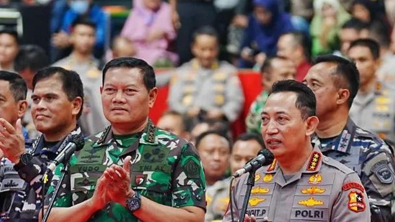 Nonton Wayang Kulit Bareng Kapolri, Penampilan Kece Panglima TNI Pakai Blangkon Curi Perhatian