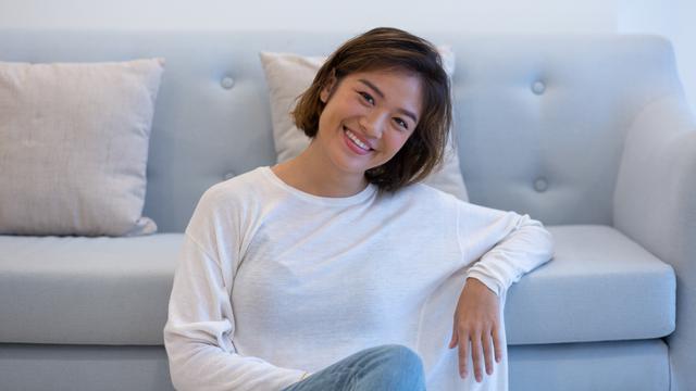 wanita oktober santai sofa