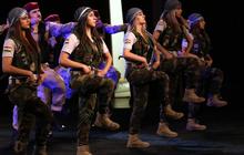 Aksi tentara Kurdi cantik di Festival Film Dohuk Internasional