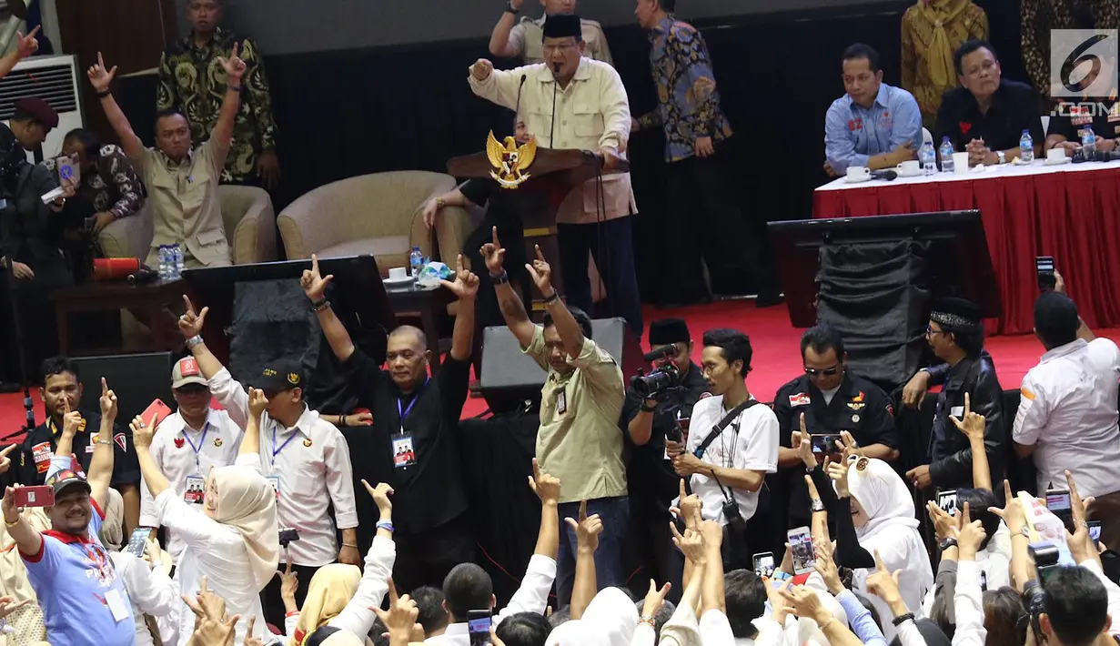Capres nomor urut 02 Prabowo Subianto memberi pembekalan kepada relawan Prabowo-Sandi di Padepokan Silat TMII, Jakarta, Jumat (15/3). Pembekalan tersebut dalam rangka persiapan memenangkan Prabowo-Sandi di Pilpres 2019. (Liputan6.com/Immanuel Antonius)