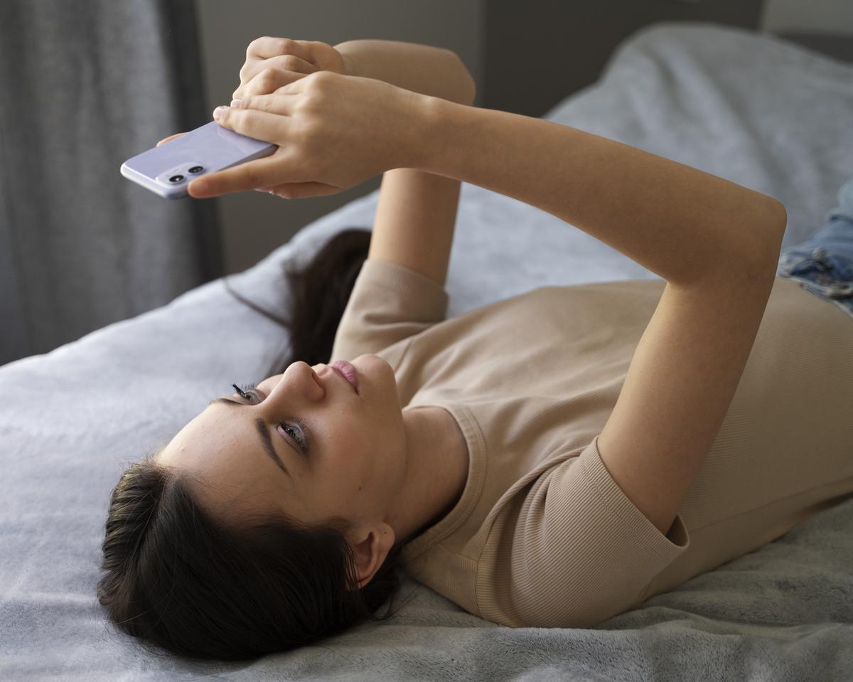 Ilustrasi Wanita Main Handphone di Pagi Hari