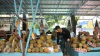 Pedagang merapihkan durian daganganya di Lokasi Sementara (Loksem) Pusat Penjualan Durian, Jalan TMP Kalibata, Jakarta Selatan, Kamis (9/2). Pemprov DKI Jakarta bangun Loksem Pusat Penjualan Durian di Kalibata. (Liputan6.com/Yoppy Renato)