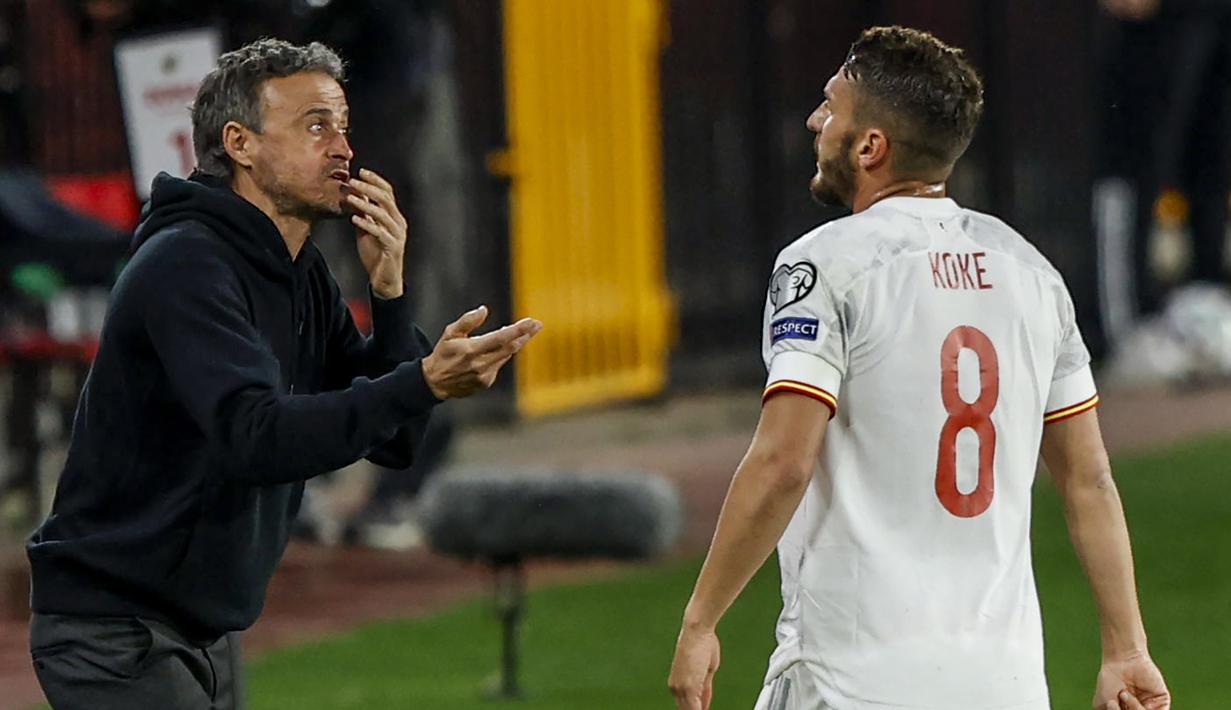 Pelatih Spanyol, Luis Enrique (kiri) memberi instruksi kepada gelandang Koke dalam laga Kualifikasi Piala Dunia 2022 Zona Eropa Grup B di Los Carmenes Stadium, Granada, Kamis (25/3/2021). Spanyol bermain imbang 1-1 dengan Yunani. (AP/Fermin Rodriguez)