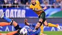 Penyerang Timnas Australia, Adam Taggart, ketika menghadapi Jepang di Kualifikasi Piala Dunia 2022 zona Asia di Stadion Saitama, Jepang, 12 Oktober 2021. (CHARLY TRIBALLEAU / AFP)