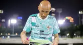 Pelatih Timnas Indonesia Putri U-17, Satoru Mochizuki membuka lembaran kertas saat memimpin latihan Timnas Indonesia Putri U-17 yang berlangsung di Lapangan A Kompleks Stadion Utama Gelora Bung Karno (SUGBK), Senayan, Jakarta, Rabu (27/03/2024). Latihan tersebut merupakan bentuk persiapan untuk Piala Asia U-17 yang bergulir di Bali pada 6-19 Mei 2024. (Bola.com/Bagaskara Lazuardi)