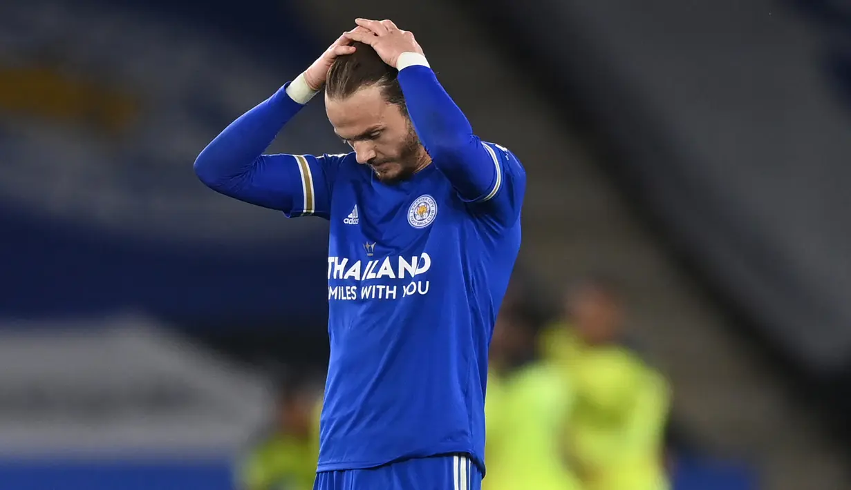 Ekspresi kecewa gelandang Leicester City, James Maddison usai Newcastle United mencetak gol keempat dalam laga lanjutan Liga Inggris 2020/2021 pekan ke-35 di King Power Stadium, Leicester, Jumat (7/5/2021). Leicester kalah 2-4 dari Newcastle. (AFP/Michael Regan/Pool)