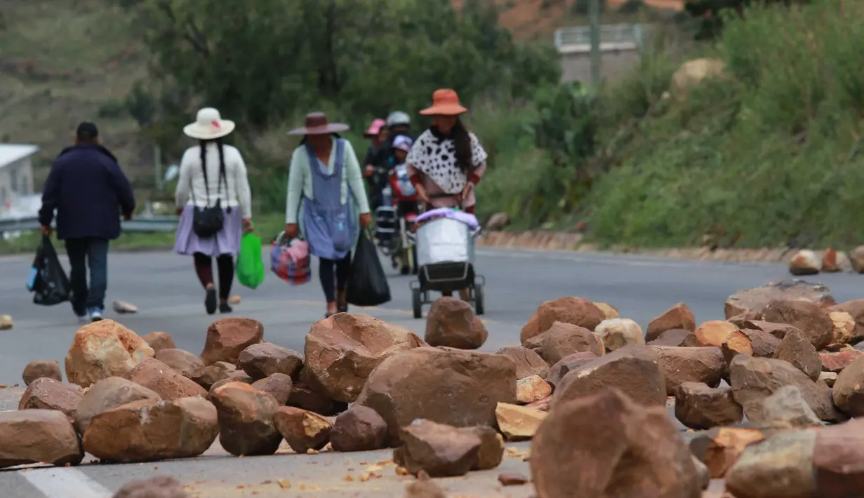 Para petani koka pendukung mantan Presiden Bolivia Evo Morales melakukan blokade di jalan raya yang membentang dari La Paz ke Cochabamba di Sipe Sipe, Bolivia, pada tanggal 25 Januari 2024. (FERNANDO CARTAGENA/AFP)