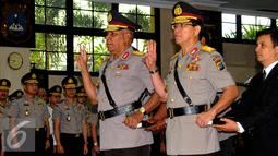 Brigjen Pol Paulus Waterpaw (kiri) dan Royke Lumona saat disumpah serah terima jabatan di Mabes Polri, Jakarta, Jumat (31/7/2015). Paulus Waterpaw menggantikan posisi Brigjen Pol Yotje Mende sebagai Kapolda Papua yang baru. (Liputan6.com/Yoppy Renato)