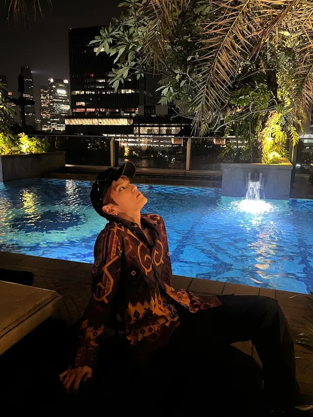 6 Gaya Kasual Taeyong NCT 127 Kenakan Batik Pemberian Jerome Polin, Netizen Sebut Cocok Jadi Dosen