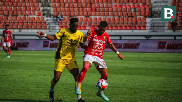 Bali United menghadapi Semen Padang