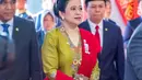 Puan Maharani pimpin sidang tahunan MPR dengan kebaya mustard bordir flora. Dipadu dengan kain Batik cokelat dan selendang bahu merah [@puan.maharani]