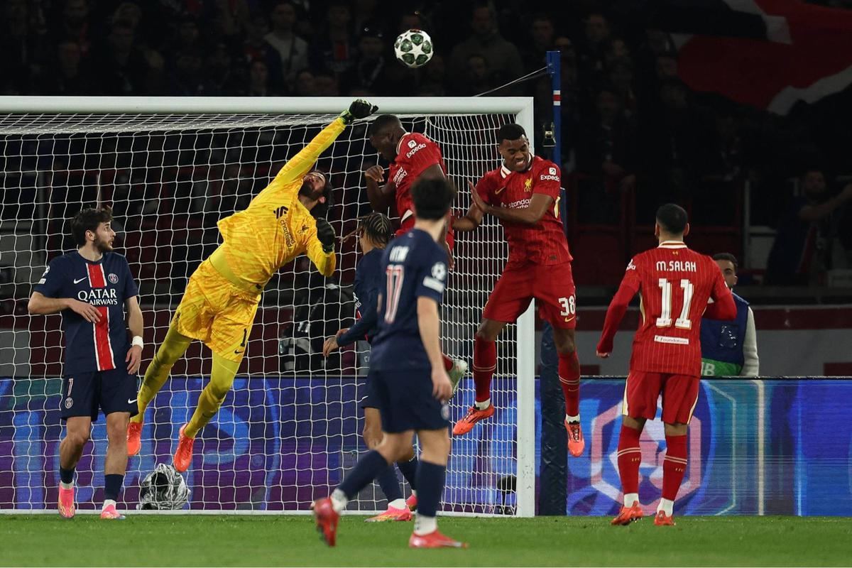 Aksi Alisson Becker tahan gempuran PSG