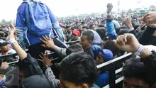 Pendukung Persib Bandung atau Bobotoh mulai padati Stadion Gelora Bandung Lautan Api (GLBA), Jawa Barat, Sabtu (15/4). Bobotoh penasaran ingin melihat aksi Essien dan Cole di laga perdana Maung Bandung. (Liputan6.com/Yoppy Renato)