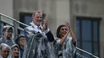 Raja Felipe VI dari Spanyol dan istrinya Ratu Letizia bertepuk tangan saat menghadiri upacara pembukaan Olimpiade Paris 2024, Kamis (26/7/2024). (Loic VENANCE / POOL / AFP)
