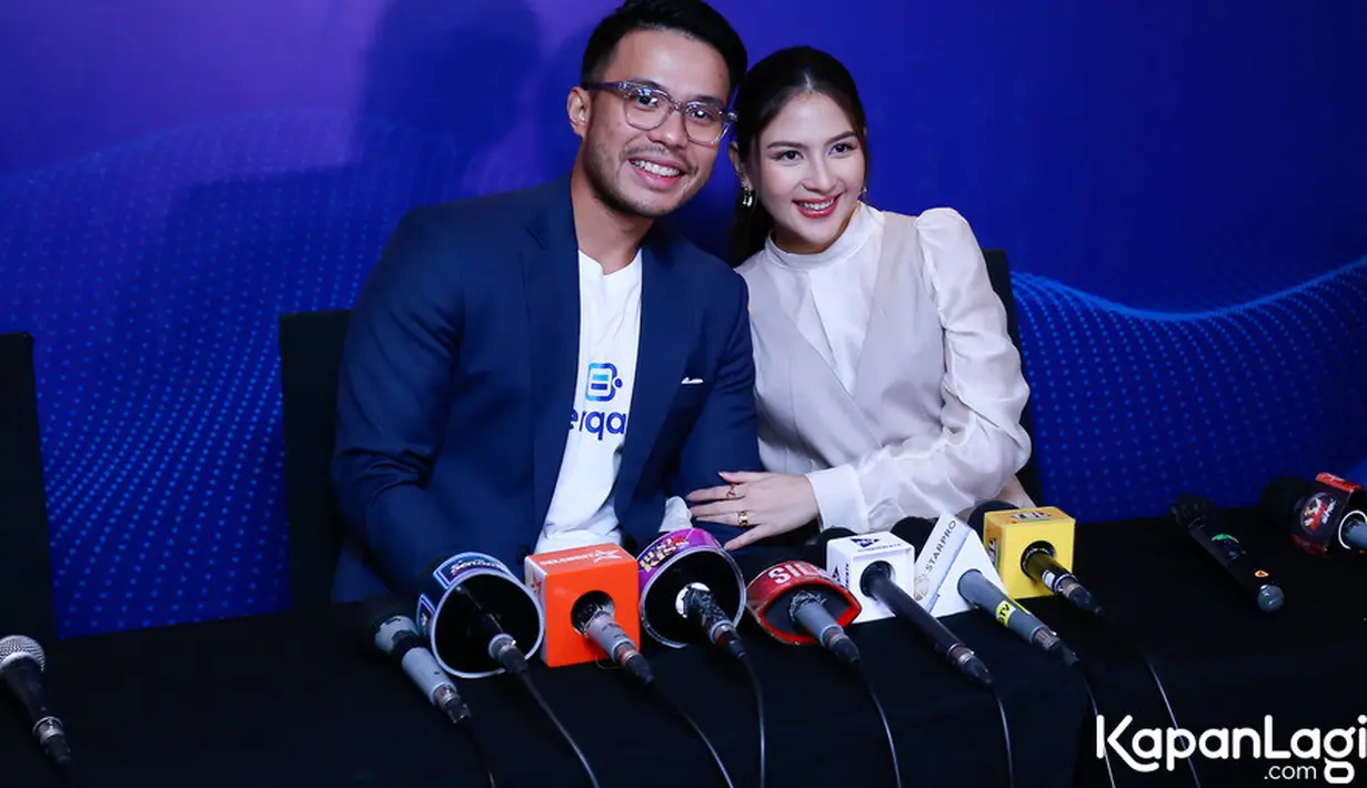 Mendengar kenaikan berat tubuh sang isri, Yakup yang ada disampingnya merasa tidak percaya. Kini, Jessica mengaku sudah mulai mengurangi kegiatannya meski sang suami tak melarangnya. [Foto: KapanLagi.com/Bayu Herdianto]