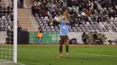 Reaksi kecewa pemain Belgia, Youri Tielemans setelah gagal mencetak gol melalui tendangan penalti ke gawang Prancis pada laga lanjutan UEFA Nations League A grup 2 yang berlangsung di King Baudouin stadium, Brussels, Belgia, Selasa (15/10/2024) dini hari WIB. (AP Photo/Geert Vanden Wijngaert)