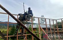 Prajurit TNI Satgas Yonif 511/DY Bantu Warga Lowanom Bangun Kantor Gereja di Papua Pegunungan