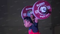 Lifter Kalimantan Timur, Triyatno, meraih perak cabang angkat besi kelas 69 kilogram dengan total angkatan 320 kilogram di Gelora Sabilulungan, Soreang, Jawa Barat, Rabu (21/9/2016). (Bola.com/Vitalis Yogi Trisna)