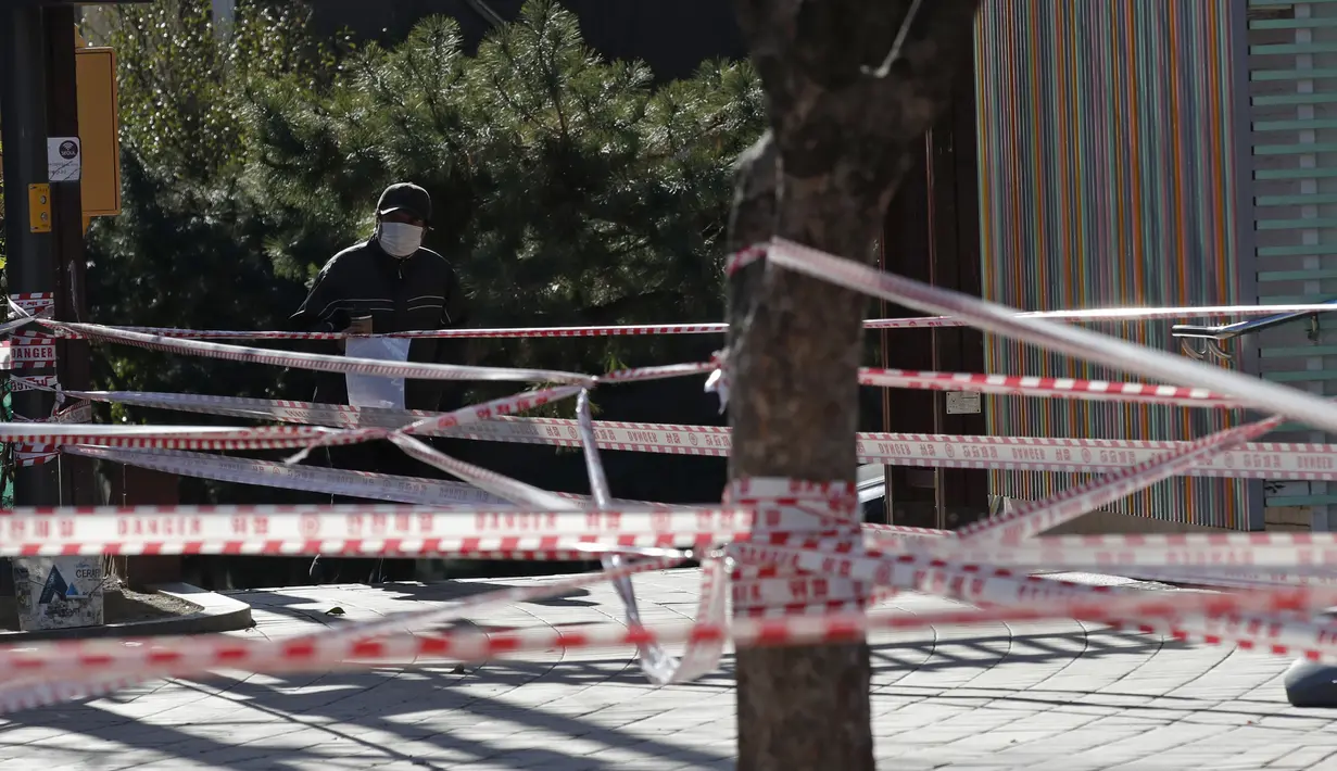 Garis segel dipasang di sebuah taman untuk aturan jarak sosial dan pencegahan terhadap virus corona di Seoul, Korea Selatan pada Rabu (16/12/2020). Sejauh ini, upaya pembatasan jarak sosial di Korea Selatan masih gagal menurunkan kasus Covid-19 yang terus melonjak. (AP Photo/Lee Jin-man)
