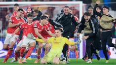 Para pemain Benfica merayakan gol yang dicetak oleh Anatoliy Trubin ke gawang Real Madrid pada lanjutan Liga Champions 2025/2026 di Estadio da Luz, Kamis (29/1/2026). (AFP/PATRICIA DE MELO MOREIRA)